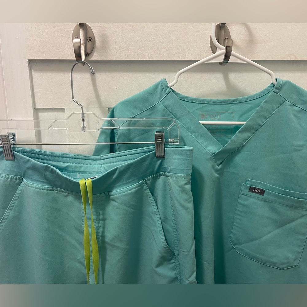 Men’s figs scrub set in size medium, color light blue